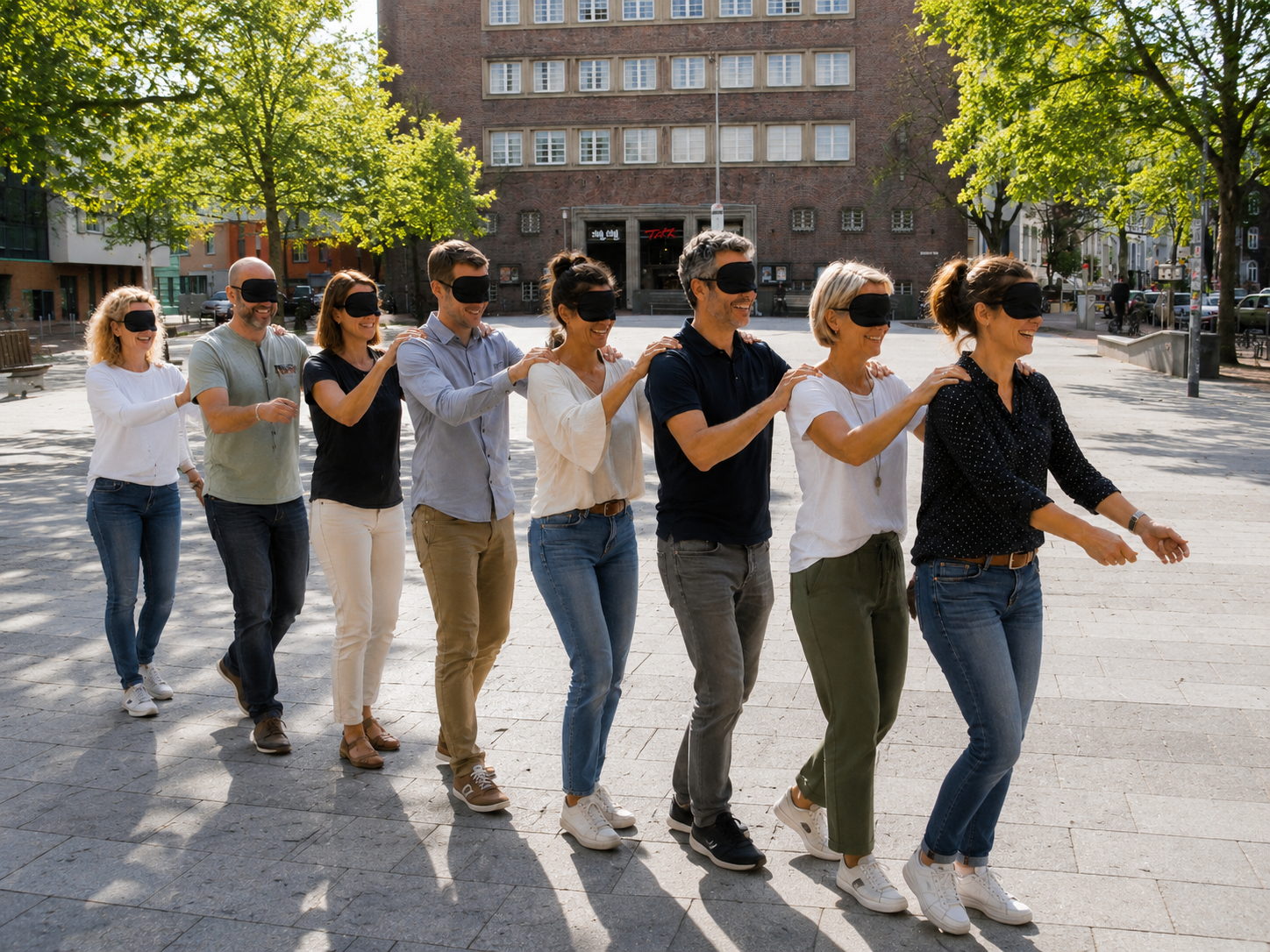 Gruppe mit Augenbinden geht im urbanen Raum am Küchengarten Hannover.