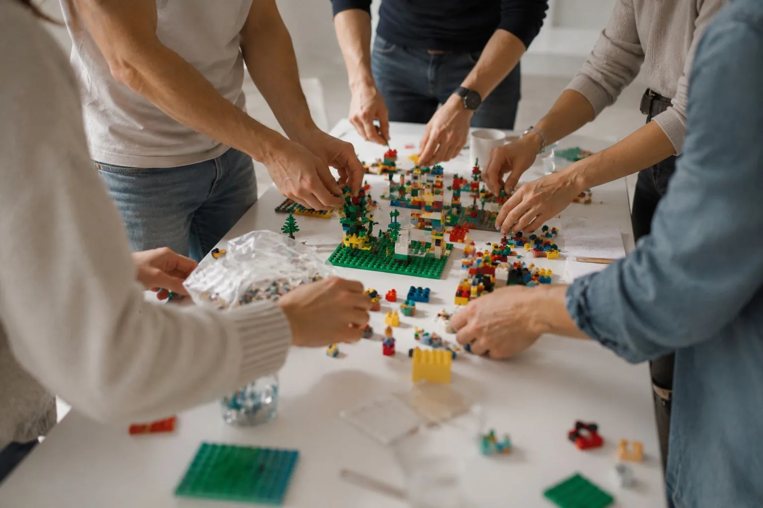 Kreative Reflexion mit Figuren und Materialien in der Gruppenarbeit